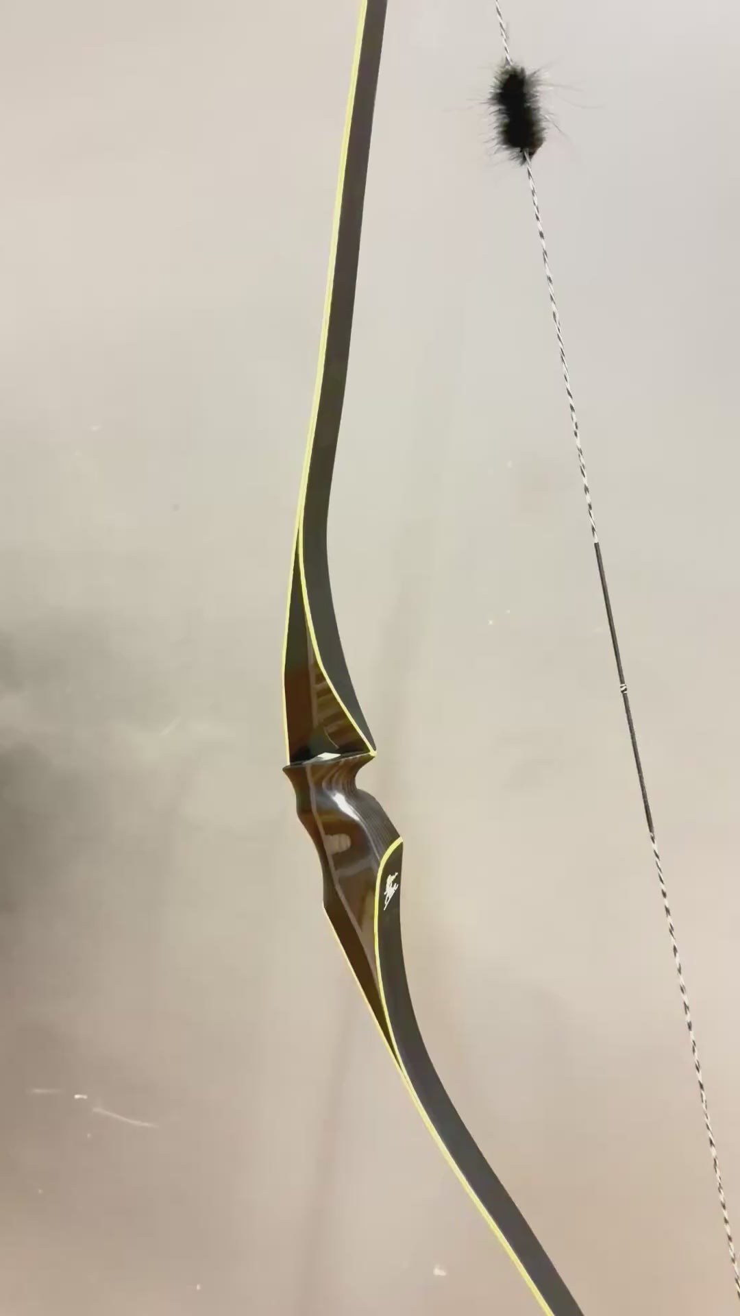 Load video: Bogen - Bowman Archery 64“ Hybrid / 25# KLEINSERIE